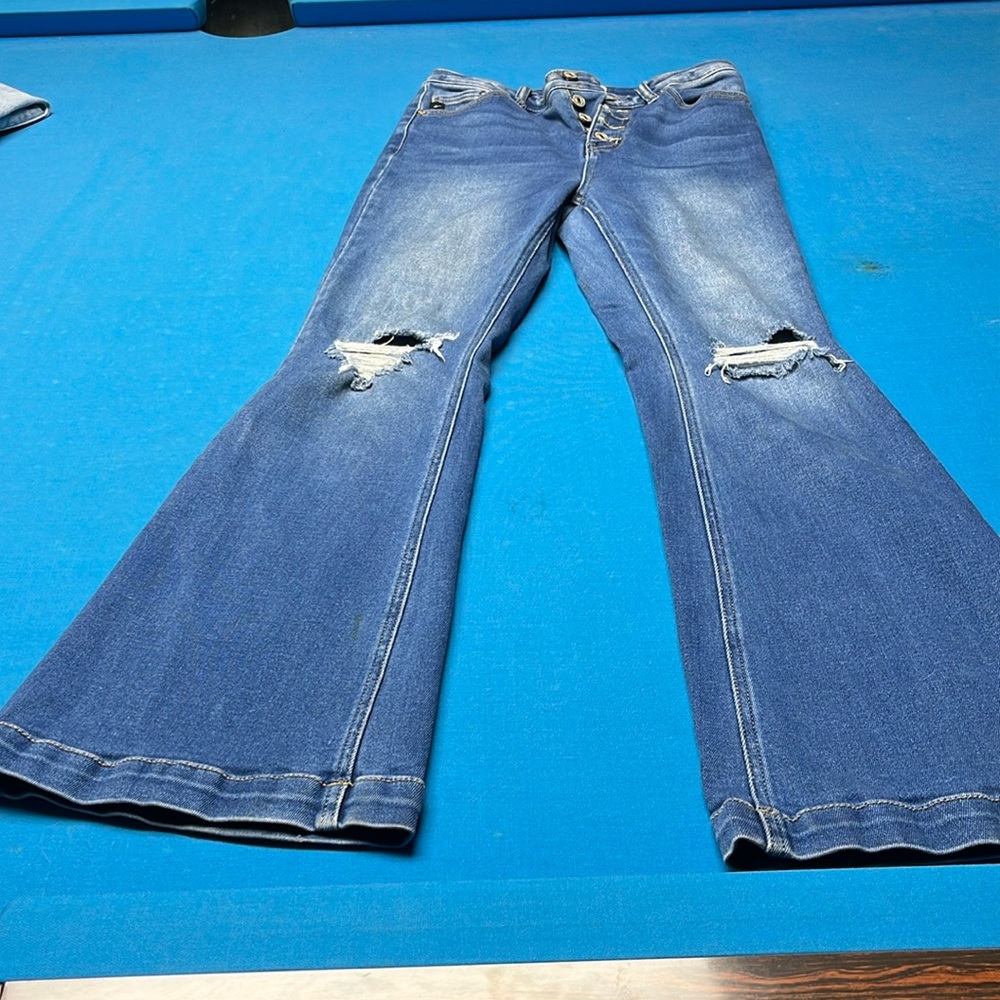 Previously loved flare petite. There are some color stains. Please see pics